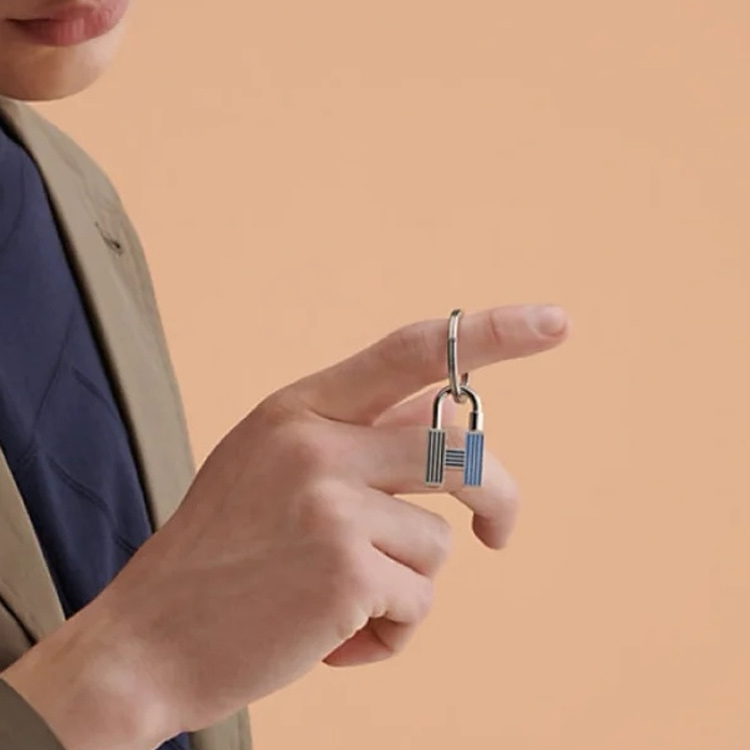 HERMES Rainbow Metallic Keychain Blue H077309FP01 圖 3