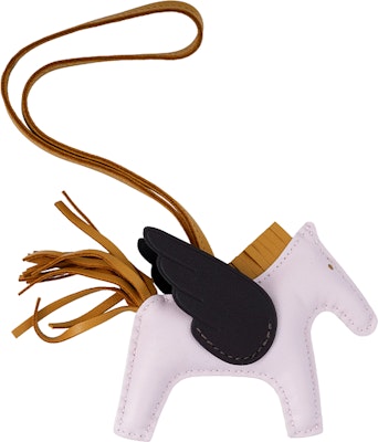 爱马仕Rodeo小马吊饰紫色/黑色/棕色男女通用情侣配饰。 H083010CABN Lookbook 爱马仕Rodeo小马吊饰紫色/黑色/棕色男女通用情侣配饰。 H083010CABN