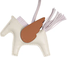 Lookbook HERMES Llavero de Cuero en Forma de Caballo - Accesorio Unisex. H083010CABB