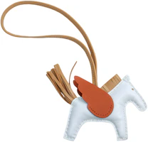 Lookbook HERMES Rodeo Charm de Cuero - Diseño Pony Unisex, Azul Ahumado, Marrón, Rojo Cobre. HO83010CAAU