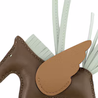 Purchase Llavero de Cuero HERMES Rodeo Pegase Unisex - Gris, Verde, Marrón. H083010CABO