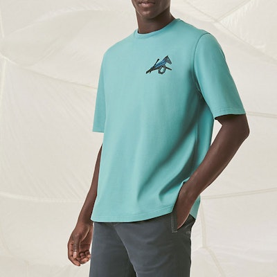 에르메스 SS22 기하학 디테일 반팔 크루넥 티셔츠 - 포슬린 블루 H257820HA64 Lookbook 에르메스 SS22 기하학 디테일 반팔 크루넥 티셔츠 - 포슬린 블루 H257820HA64