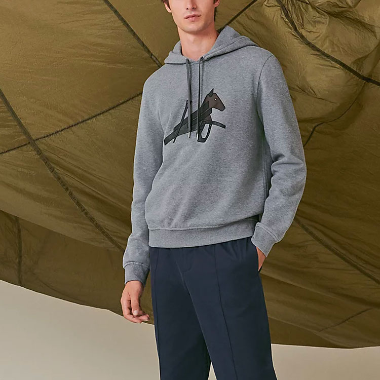 Lookbook HERMES SS22 Hoodie Abu-Abu dengan Detail Kulit. H257730HA76