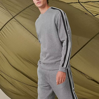 HERMES SS22 Abu-Abu Stripe Knit Sweater Lengan Panjang H257650HA76 Lookbook HERMES SS22 Abu-Abu Stripe Knit Sweater Lengan Panjang H257650HA76