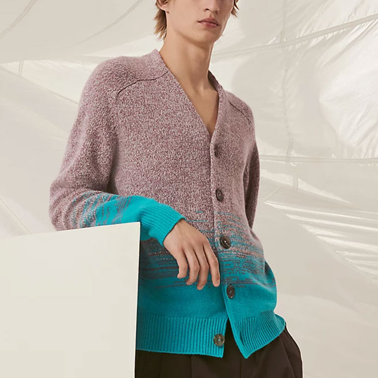 Lookbook エルメス SS22 ニットセーター グレー ピンク ツートーン ボタンデザイン. H257050HA0K