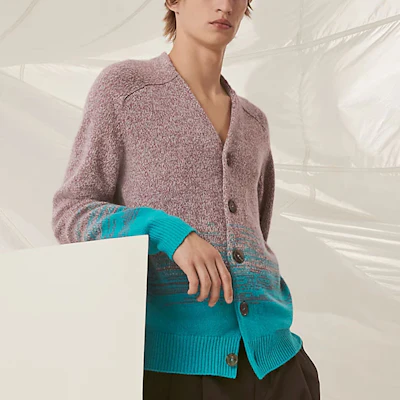 エルメス SS22 ニットセーター グレー ピンク ツートーン ボタンデザイン. H257050HA0K Lookbook エルメス SS22 ニットセーター グレー ピンク ツートーン ボタンデザイン. H257050HA0K