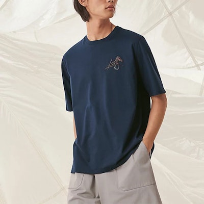 HERMES SS22 海軍藍迷你皮革刺繡標誌純色T恤 H257820HA6C Lookbook HERMES SS22 海軍藍迷你皮革刺繡標誌純色T恤 H257820HA6C