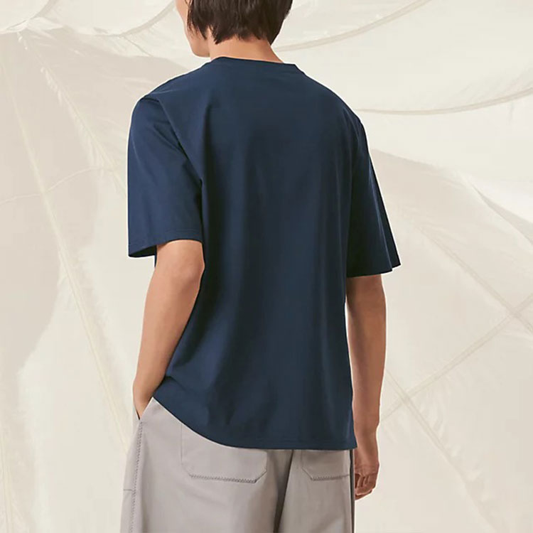 Shop HERMES SS22 海軍藍迷你皮革刺繡標誌純色T恤 H257820HA6C