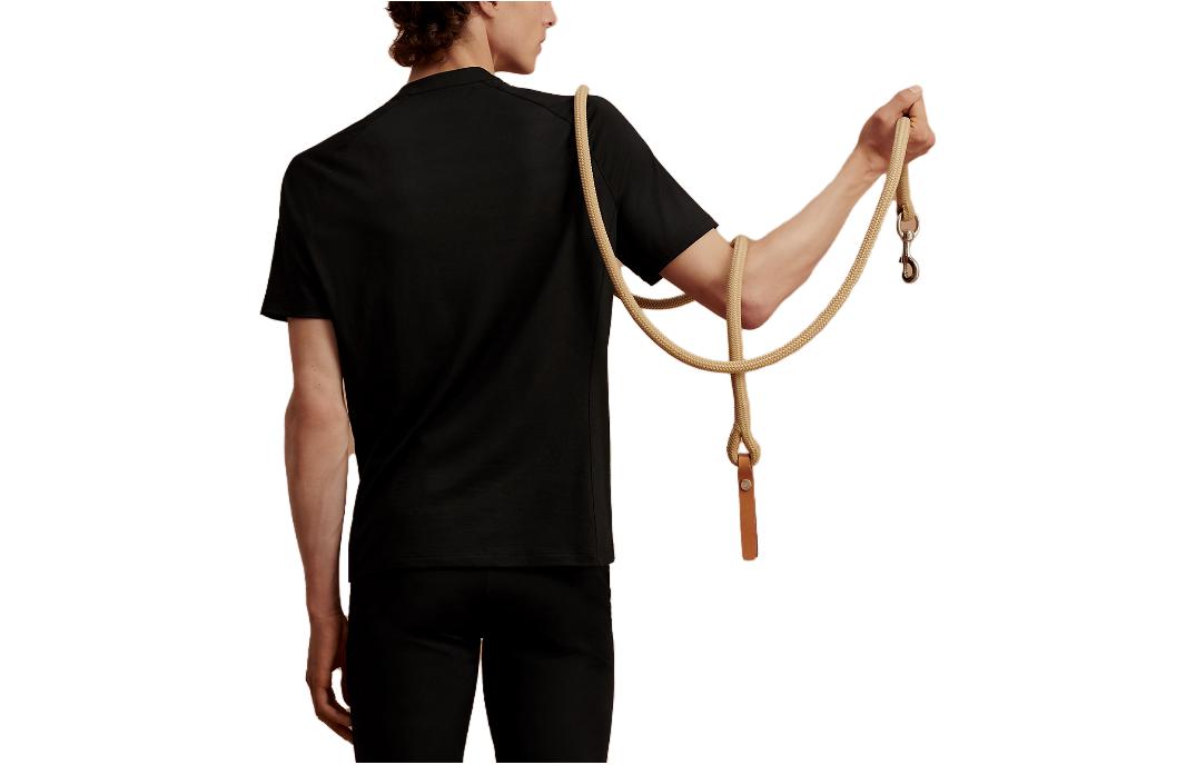 Lookbook HERMES SS23 Camiseta Negra Cuello Medio Cremallera. H800731E01L