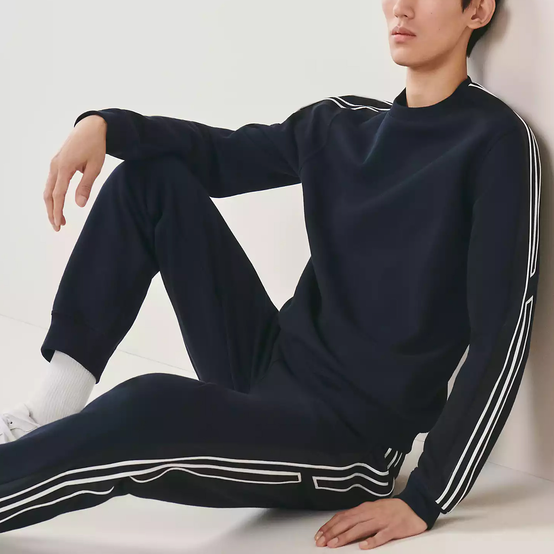 Shop エルメス SS23 コントラストストライプ ネイビーブルー クルーネック長袖スウェット H357740HA01