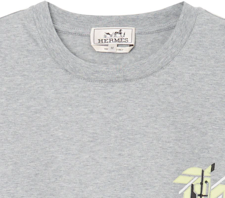 HERMES SS23 Kaos Pendek Crewneck Logo Patch Abu Muda. H357925HA76 Sizing HERMES SS23 Kaos Pendek Crewneck Logo Patch Abu Muda. H357925HA76