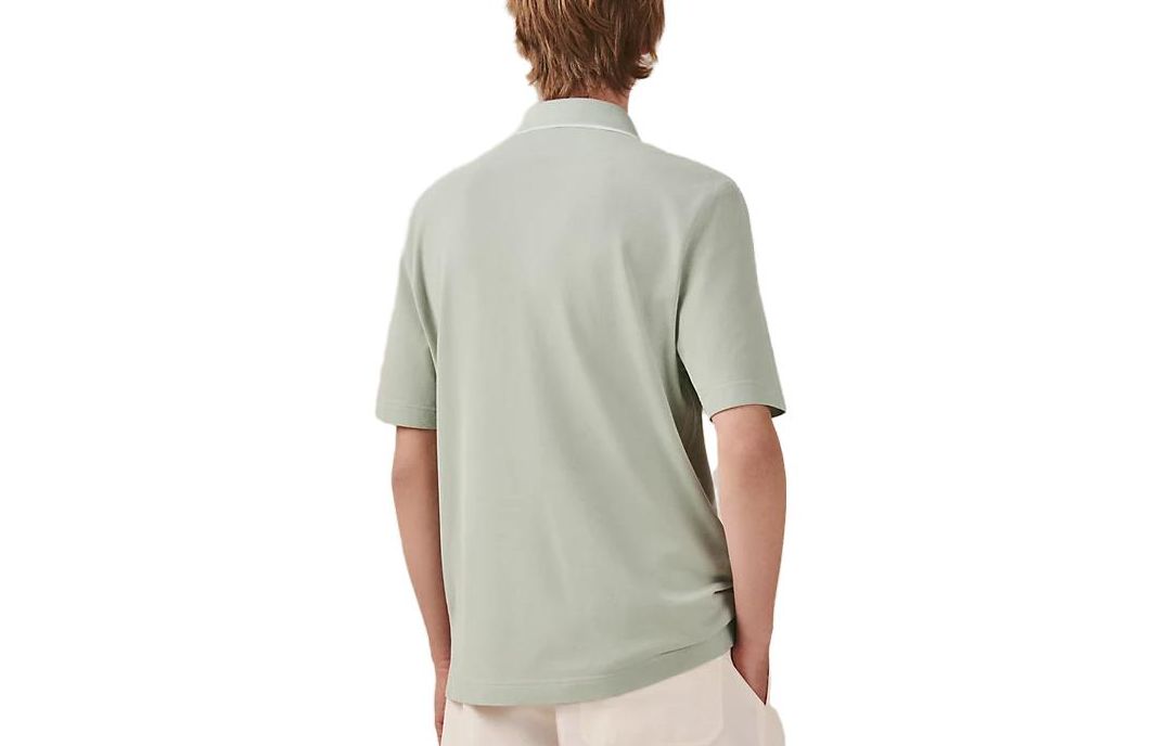 Lookbook 에르메스 SS23 솔리드 모스 그린 캐주얼 스트레이트 반팔 폴로셔츠. H357950HA4I
