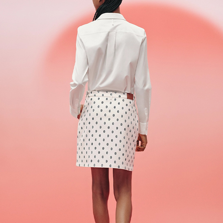 Shop HERMES SS23 復古LOGO滿版印花灰白短裙 H3E0312D591