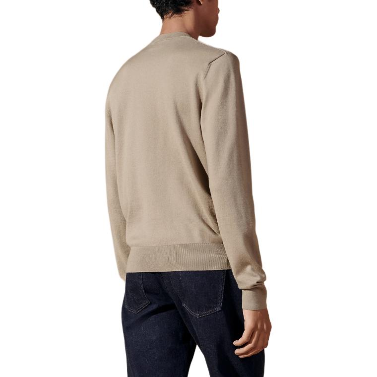 Lookbook HERMES SS24 Kuning Pasir Knit Sweater Logo Timbul Lengan Panjang. H457165HA1W