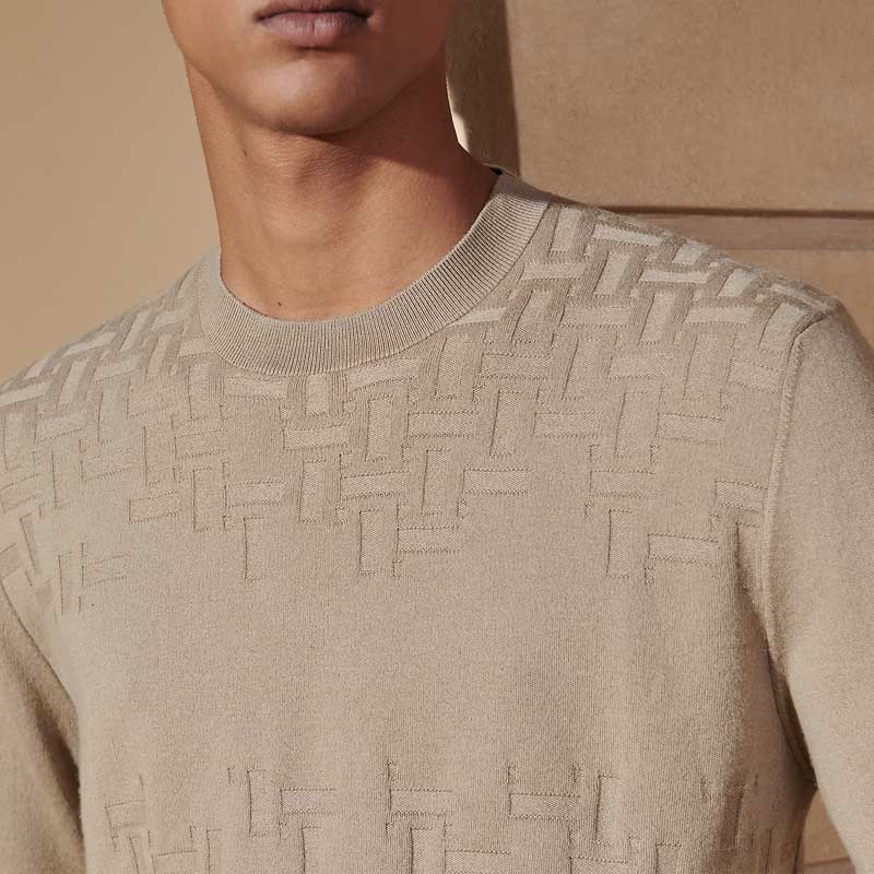 Shop HERMES SS24 Kuning Pasir Knit Sweater Logo Timbul Lengan Panjang. H457165HA1W