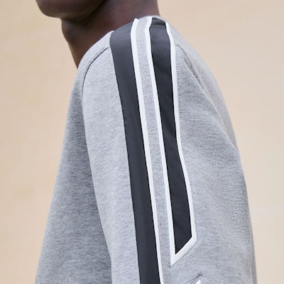 HERMES Baju Kelabu Kasual Lengan Panjang Cetakan Berjalur Crewneck FW24. H467770HA76 Details for HERMES Baju Kelabu Kasual Lengan Panjang Cetakan Berjalur Crewneck FW24. H467770HA76