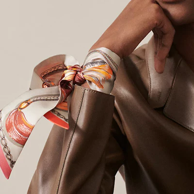 愛馬仕 Twilly 圍巾 "馳騁馬匹" 圖案 中性 灰色 H061829S14 Lookbook 愛馬仕 Twilly 圍巾 "馳騁馬匹" 圖案 中性 灰色 H061829S14