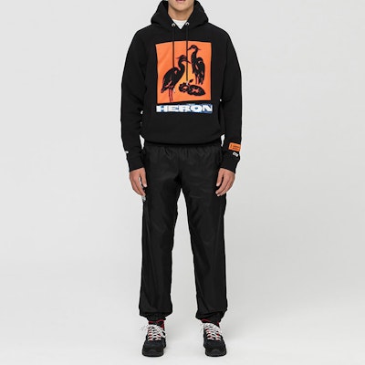 赫伦普雷斯顿黑色连帽衫,采用插肩袖设计,饰有苍鹭图案织带。 HMBB001F198080030488 Shop 赫伦普雷斯顿黑色连帽衫,采用插肩袖设计,饰有苍鹭图案织带。 HMBB001F198080030488