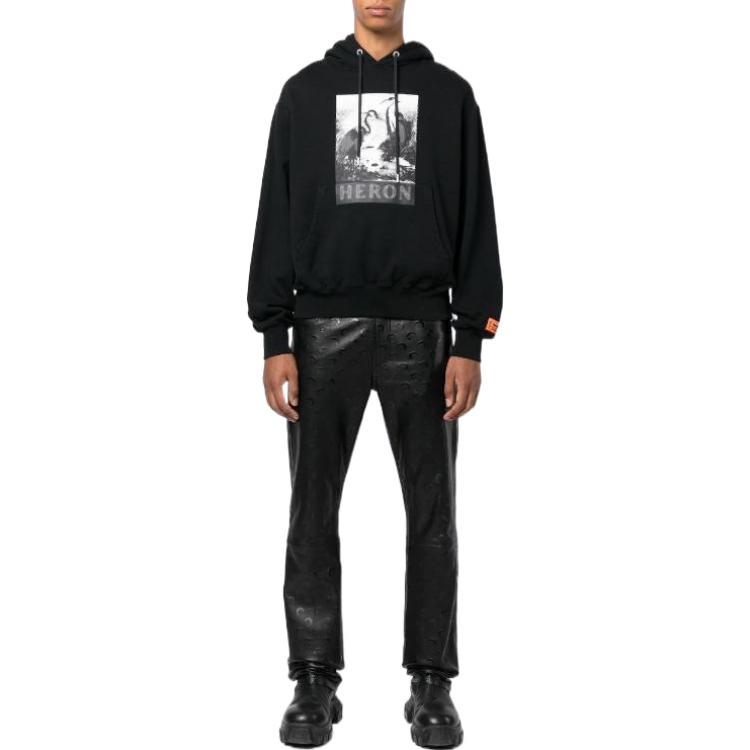 Lookbook 헤론 프레스톤 FW22 블랙 로고 프린트 드로우스트링 후디. HMBB024F22JER0121010