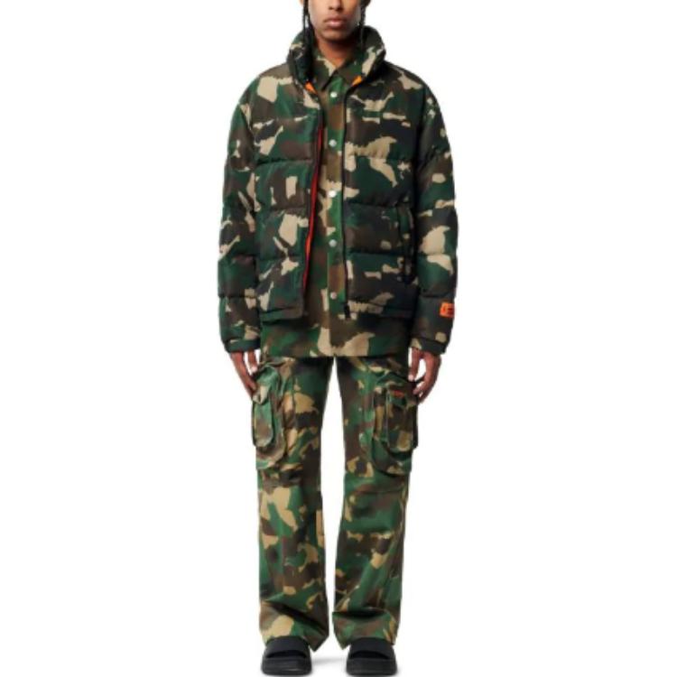 Lookbook Chaqueta de algodón hombre HERON PRESTON FW22 estampado camuflaje manga larga. HMED010F22FAB0025900