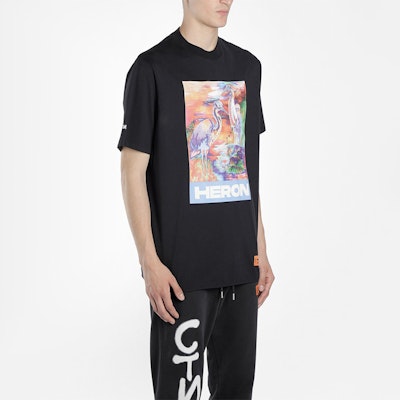 HERON PRESTON SS20 Kaos Unisex Hitam dengan Logo dan Print Bangau. HMAA013S209140211088 Sizing HERON PRESTON SS20 Kaos Unisex Hitam dengan Logo dan Print Bangau. HMAA013S209140211088