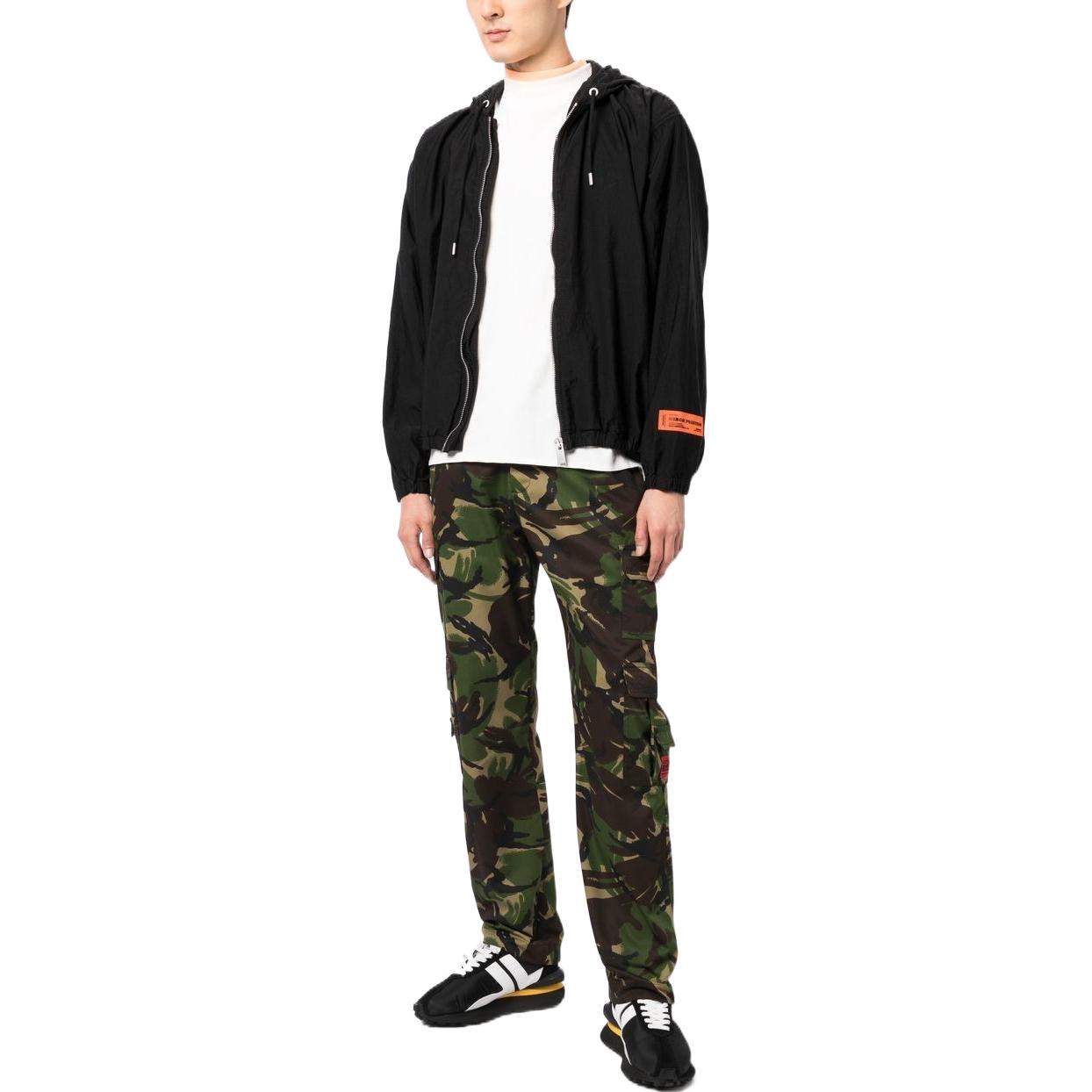 Lookbook 헤론 프레스톤 SS23 로고 프린트 집업 후드 재킷 블랙 남성복. HMEB014F22FAB0011000