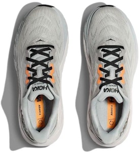 HOKA Arahi 6 2E Ancho 'Gris Ahumado' 1123196-HMBC Lookbook HOKA Arahi 6 2E Ancho 'Gris Ahumado' 1123196-HMBC