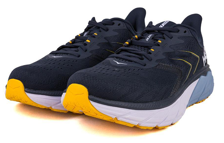Lookbook HOKA ONE ONE Arahi 5 寬楦低幫跑步鞋 藍白