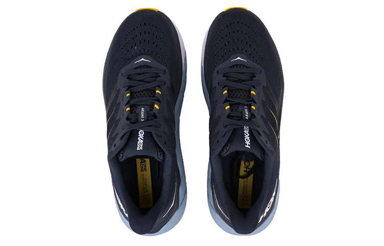 Shop HOKA ONE ONE Arahi 5 寬楦低幫跑步鞋 藍白