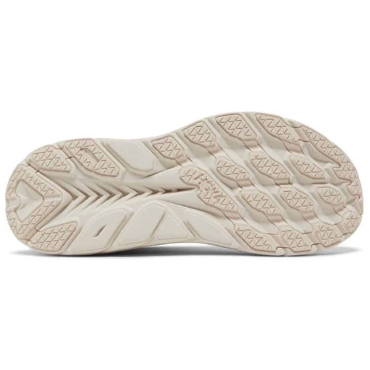 Shop HOKA ONE ONE Clifton 7 低幫跑步鞋 白金色
