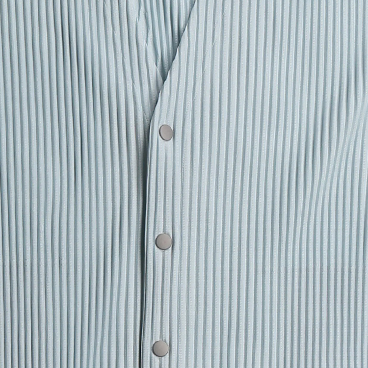 Lookbook Homme Plissé Issey Miyake 淺灰色V領扣式針織外套 HP46JL181