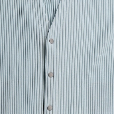 Homme Plissé Issey Miyake 淺灰色V領扣式針織外套 HP46JL181 Lookbook Homme Plissé Issey Miyake 淺灰色V領扣式針織外套 HP46JL181