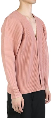 三宅一生 Homme Plissé 男装鲑鱼粉V领针织开襟衫. HP46JL111-23 Purchase 三宅一生 Homme Plissé 男装鲑鱼粉V领针织开襟衫. HP46JL111-23