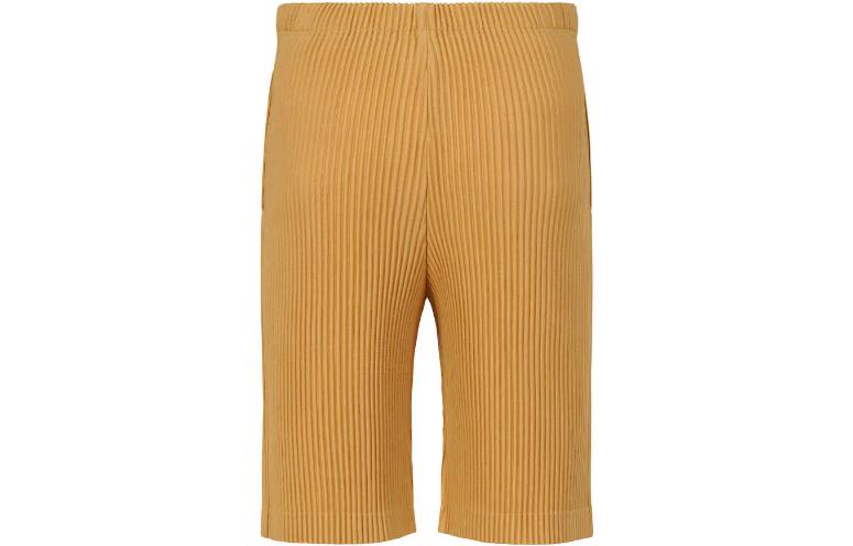 Lookbook Homme Plissé Issey Miyake SS23 黃色百褶高腰短褲 休閒風格。 HP31JF129-53