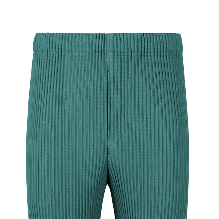 Lookbook Homme Plissé Issey Miyake SS24 鐵藍色男士鬆身百褶短褲。 HP46JF124-63