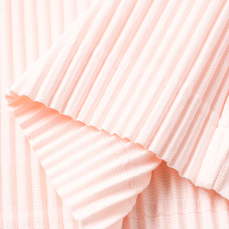 Sizing Homme Plissé Issey Miyake SS24粉色修身弹力腰休闲短裤。 HP48JF110-20