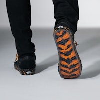 华裔画家花鸟南联手Vans黑色虎年Old Skool经典鞋 VN000ZDFBLK 4