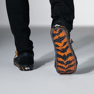 华裔画家花鸟南联手Vans黑色虎年Old Skool经典鞋 VN000ZDFBLK 4