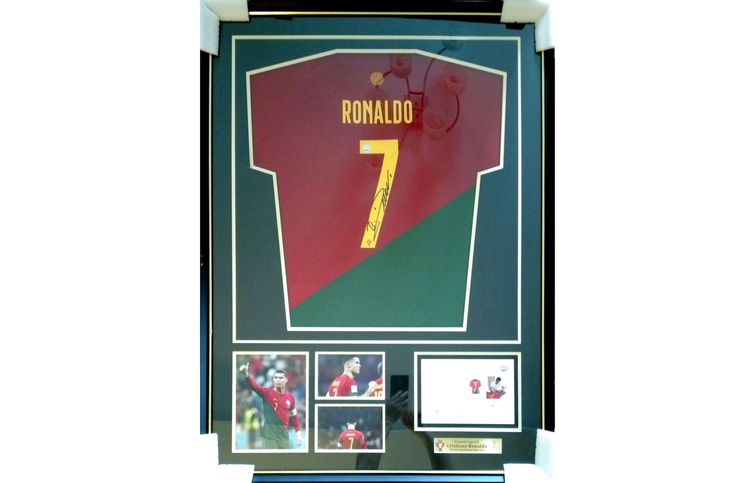 Huayi Taozhen Cristiano Ronaldo Signed Portugal World Cup Jersey 2022, Framed Collectible. HY2025102