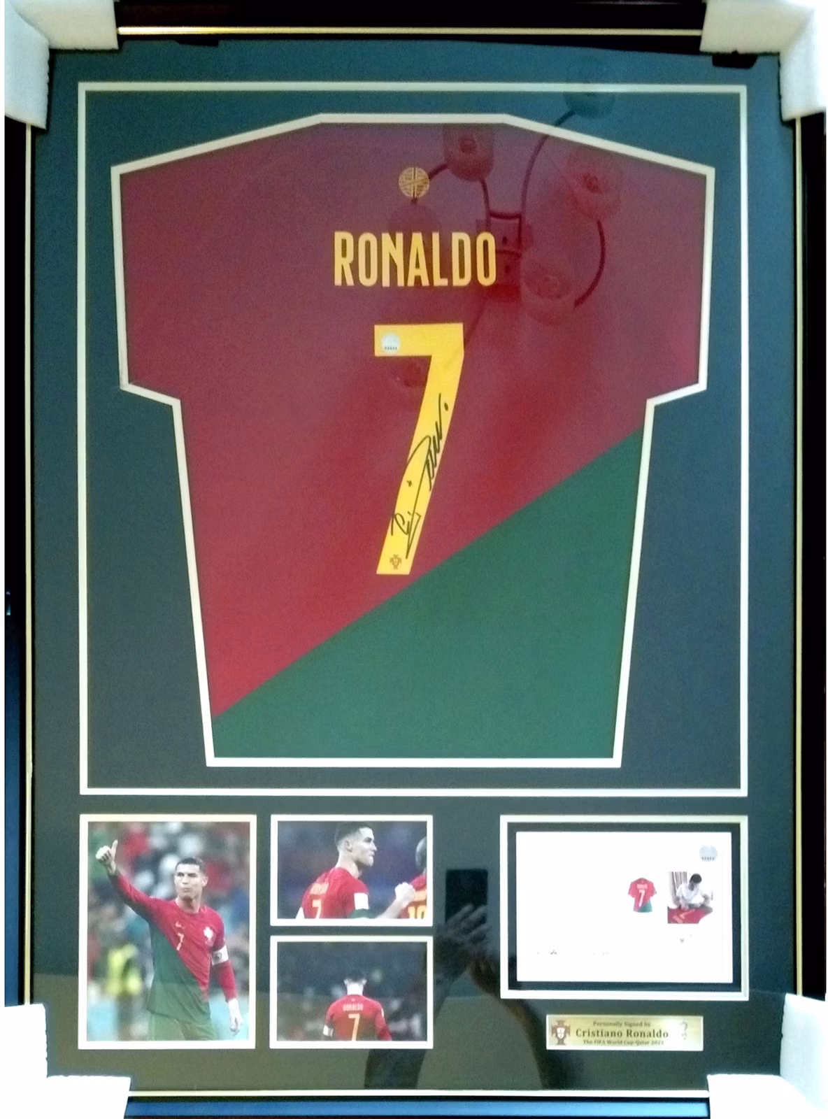 huayi-taozhen-cristiano-ronaldo-signed-portugal-world-cup-jersey-2022-framed-collectible-hy-2025102