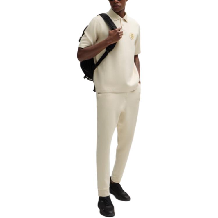 Lookbook HUGO BOSS 米色針織運動褲附標誌貼布與綁帶設計。 50521382-131