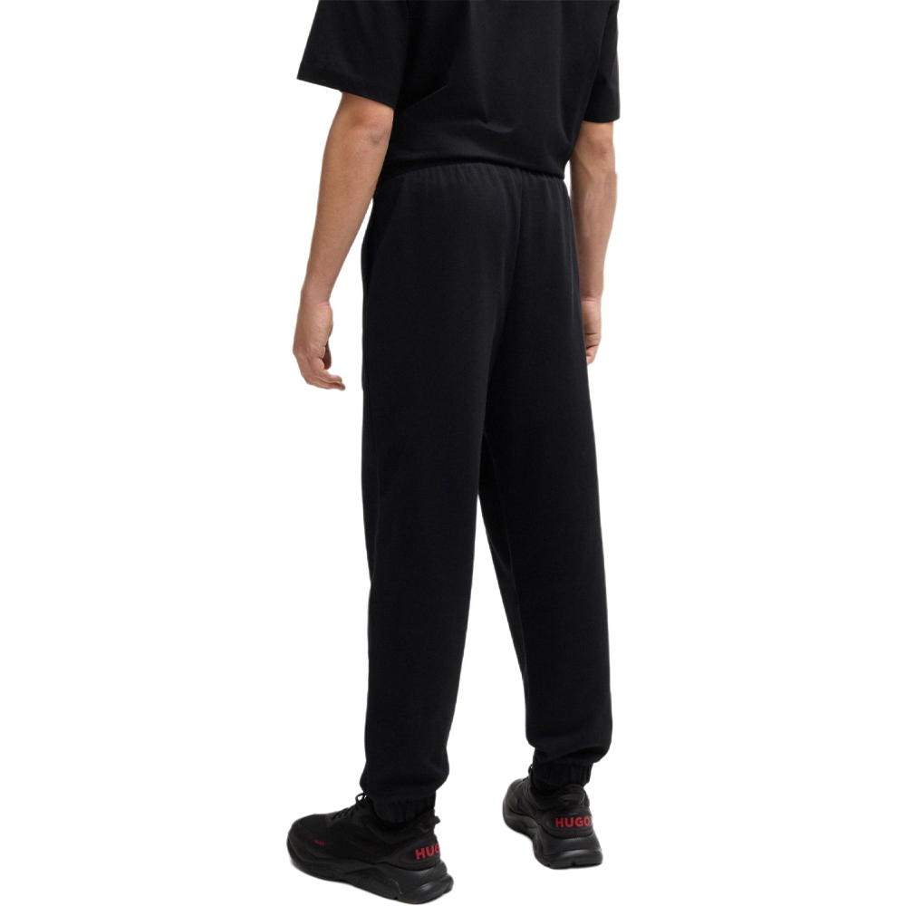 Shop HUGO BOSS 黑色標誌寬鬆版型慢跑運動褲。 50518982-001