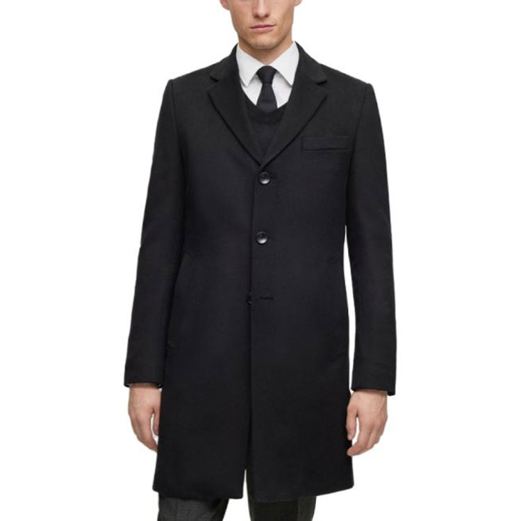 Lookbook HUGO BOSS FW23 黑色單排扣翻領大衣。 50502482-001