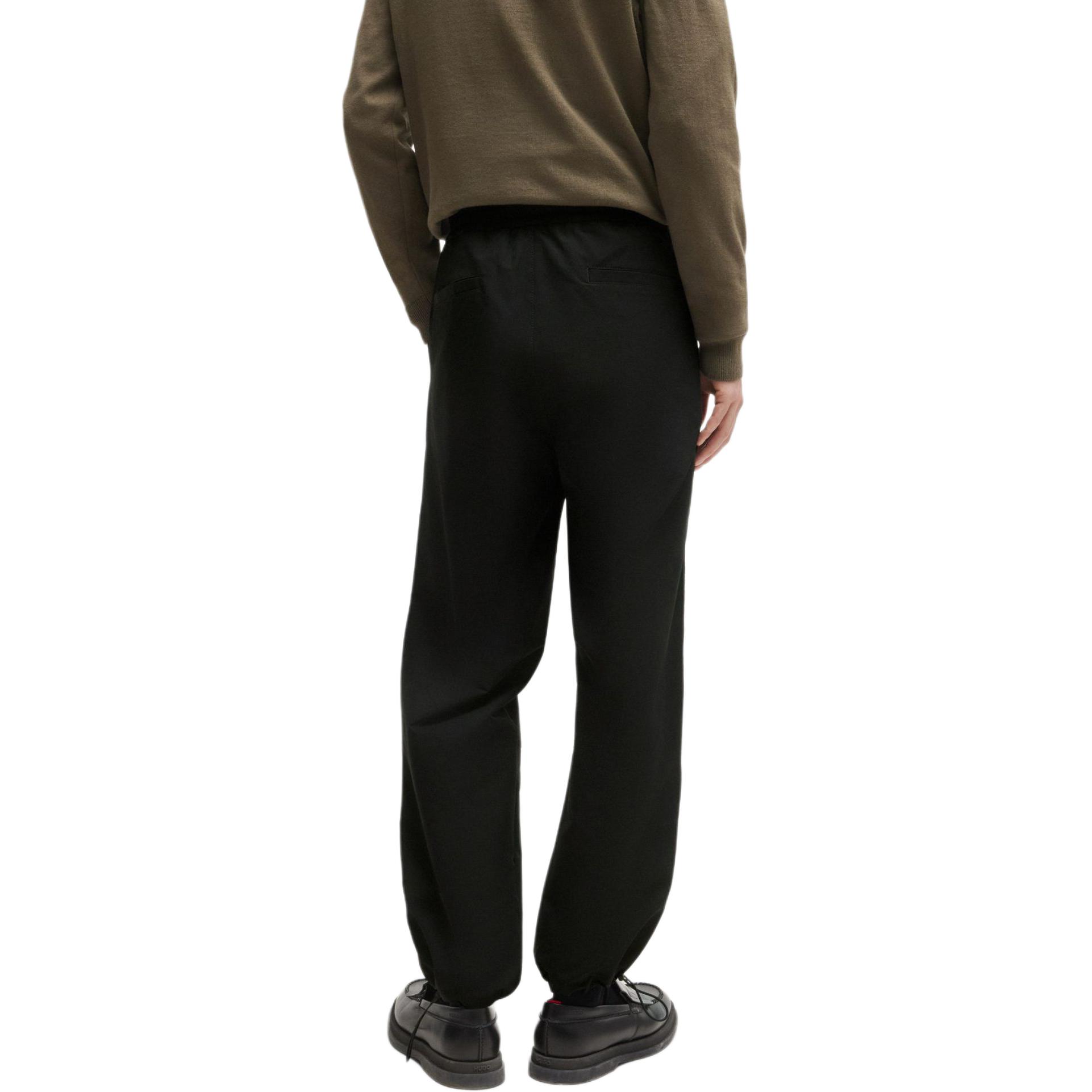 Purchase HUGO BOSS FW24 黑色錐形休閒褲，帶標誌側袋設計。 50516635-001