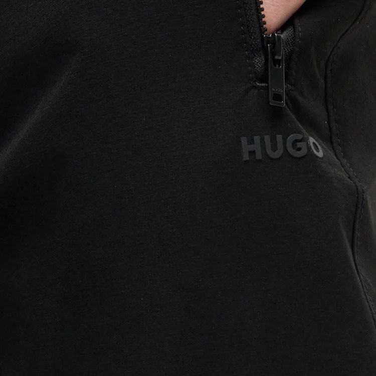 Sizing HUGO BOSS FW24 黑色錐形休閒褲，帶標誌側袋設計。 50516635-001