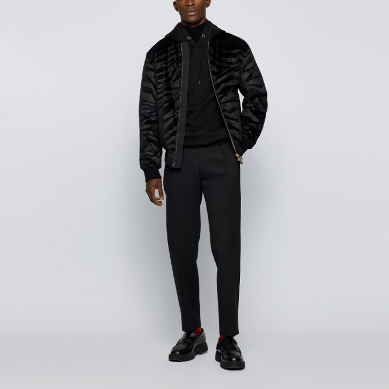 Lookbook 휴고 보스 SS22 블랙 타이거 패턴 자켓 50462356-001