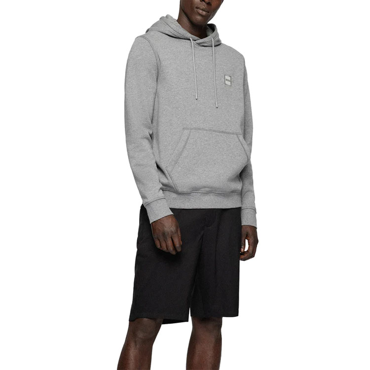 Shop HUGO BOSS SS22 灰色連帽衫帶實心標誌貼布。 50468445-051