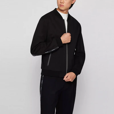 HUGO BOSS SS22 Jaket Slim Fit Pria Hitam Elastis. 50464777-001 Lookbook HUGO BOSS SS22 Jaket Slim Fit Pria Hitam Elastis. 50464777-001