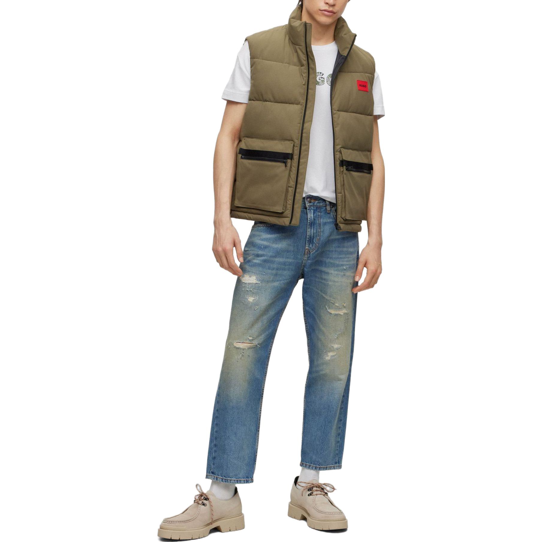 Lookbook 휴고 보스 SS23 라이트 그린 퍼퍼 베스트 레드 로고 패치. 50493106-345