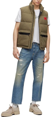 휴고 보스 SS23 라이트 그린 퍼퍼 베스트 레드 로고 패치. 50493106-345 Lookbook 휴고 보스 SS23 라이트 그린 퍼퍼 베스트 레드 로고 패치. 50493106-345